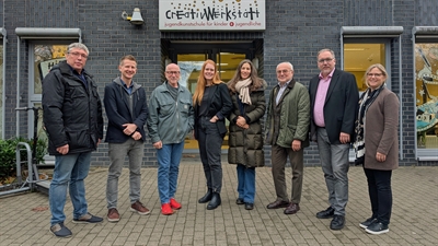 Trafen sich in der CreativWerkstatt, um über das Projekt „AlphaStarter“ miteinander zu sprechen und Erfahrungen auszutauschen: Hermann Pieper (Beigeordneter für Bildung und Soziales), Christoph Schenk (Schulleiter der Martin-Luther-Schule), Bürgermeister Fred Toplak, Christine Fester (VHS Herten-Studienleiterin für Sprachen, Arbeit und Beruf, Digitales), Verena Cornely Harboe (wissenschaftliche Mitarbeiterin an der Ruhr-Universität Bochum), Dr. Bernhard Kasperek (Stiftung Die Zukunftswerker), Kai Heppelmann (stellvertretender Schulleiter der Willy-Brandt-Schule) und Stefanie Dobberke (Leiterin des Amtes für außerschulische Bildung und Kultur der Stadt Herten) (v. l.). (Foto: Stadt Herten_Jana Putze)