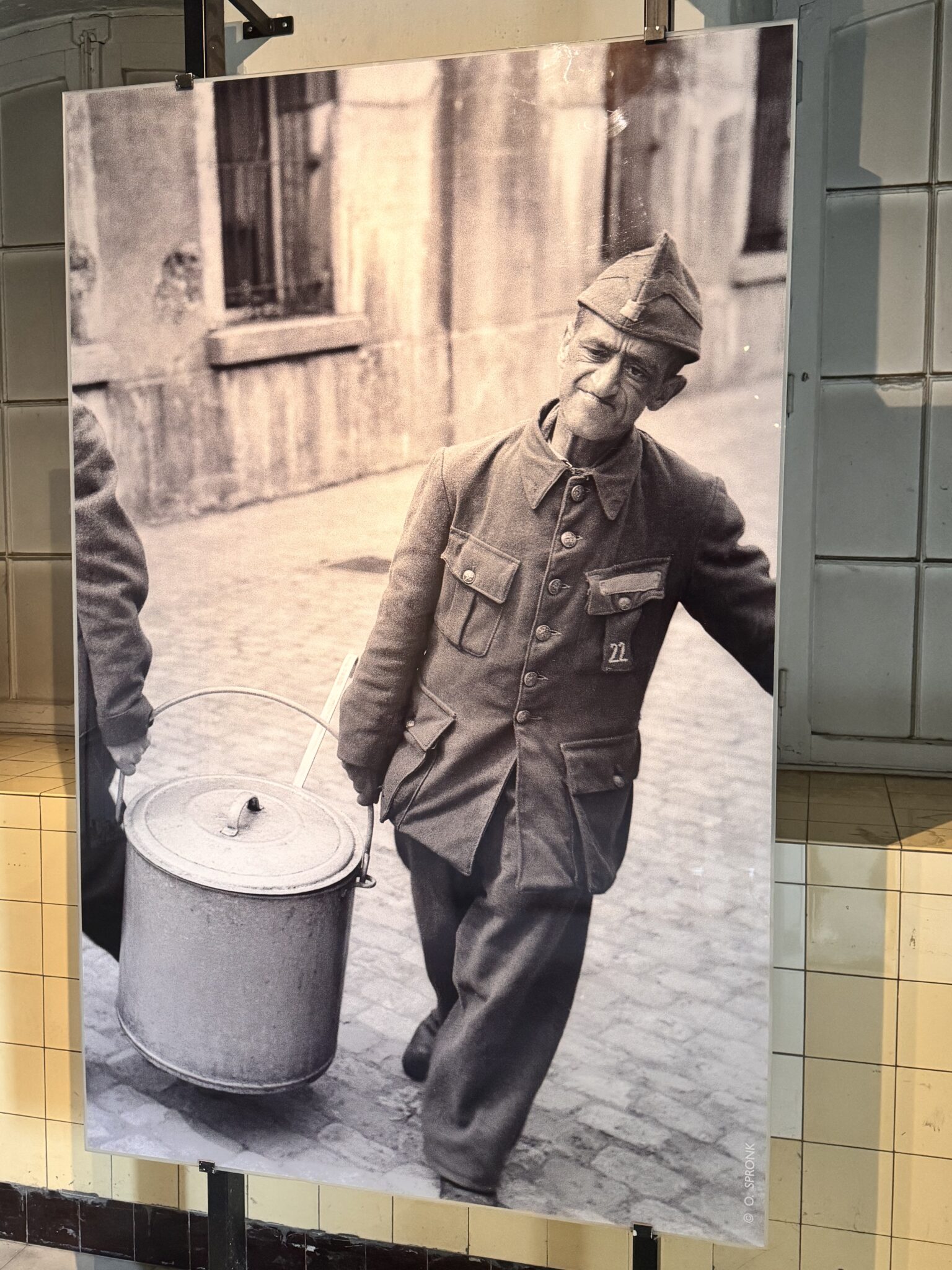 Der gleiche Mann nach drei Monaten Aufenthalt in Breendonk wog noch so viel wie ein Kind und starb kurz nach dieser Aufnahme an den Folgen der Misshandlung.